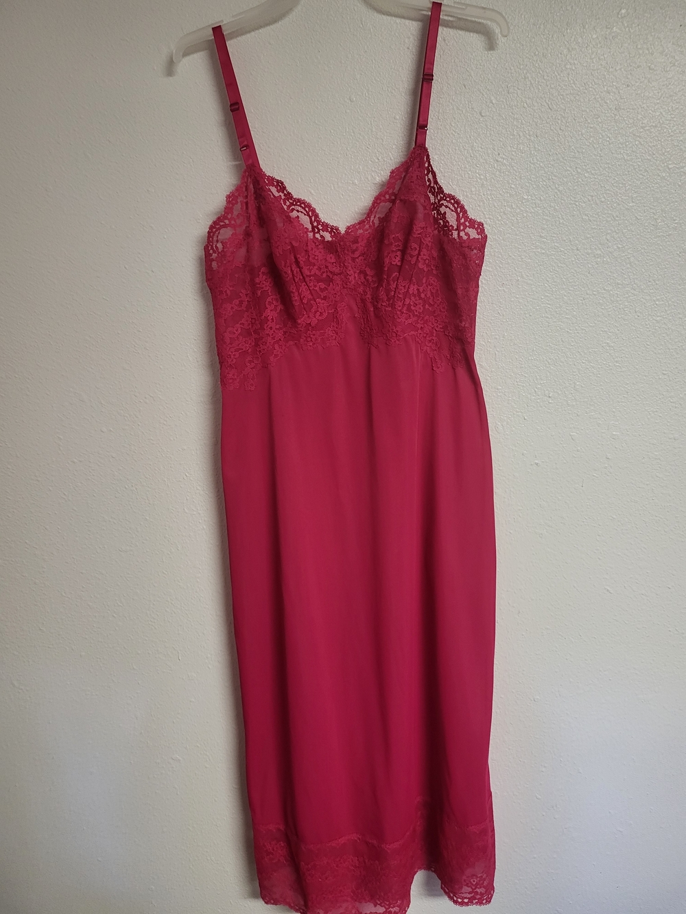 Vanity Fair Lace and Satin Slip In Hot Pink with Lace Trim Sz 32 Vintage Y2K 90s